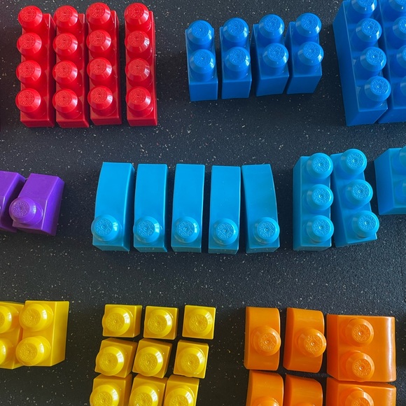 Mega Bloks First Builders Big Building set with 80+ big colorful building blocks - Picture 3 of 11